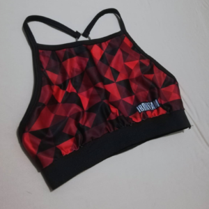 Top tiras triangulos rojos