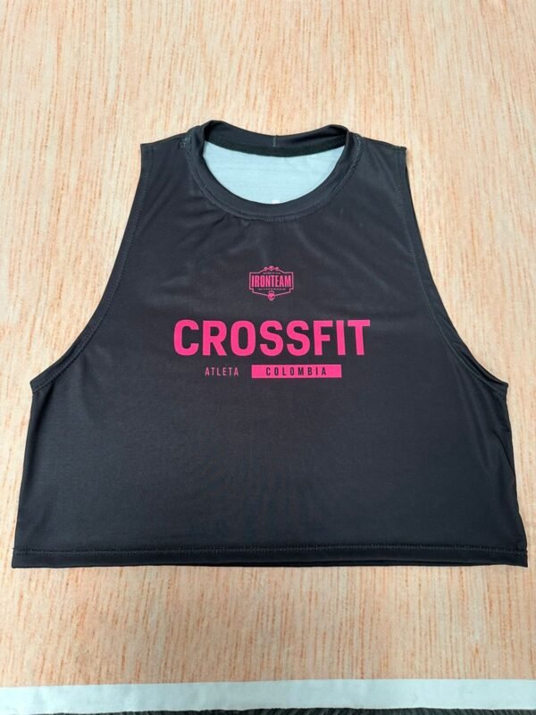 croptop negro crossfit fucsia